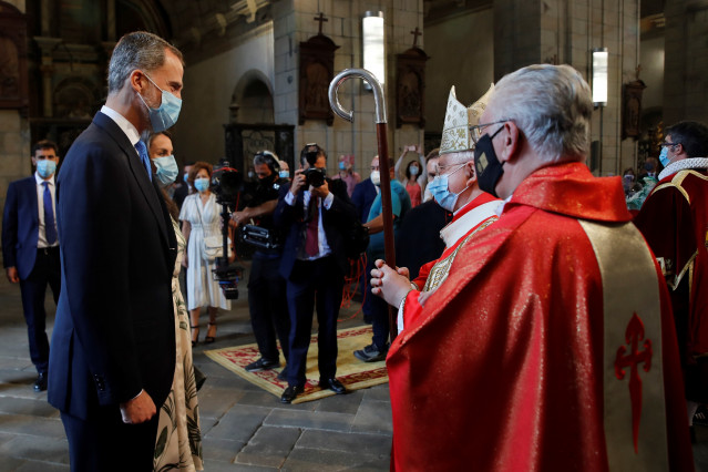 Archivo - El arzobispo compostelano Julián Barrio recibe a los reyes don Felipe y doña Letizia antes de la misa y la ofrenda al Apostol Santiago en la iglesia de San Martiño Pinario, en Santiago de Compostela (Galicia) a 25 de julio de 2020.