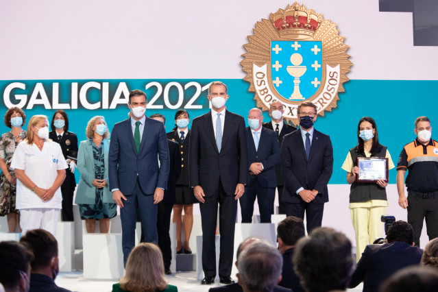 El presidente del Gobierno, Pedro Sánchez, el rey Felipe VI y el presidente de la Xunta, Alberto Núñez Feijóo, presiden la entrega de la Medalla de Ouro de Galicia al personal de vacunación contra la covid-19.