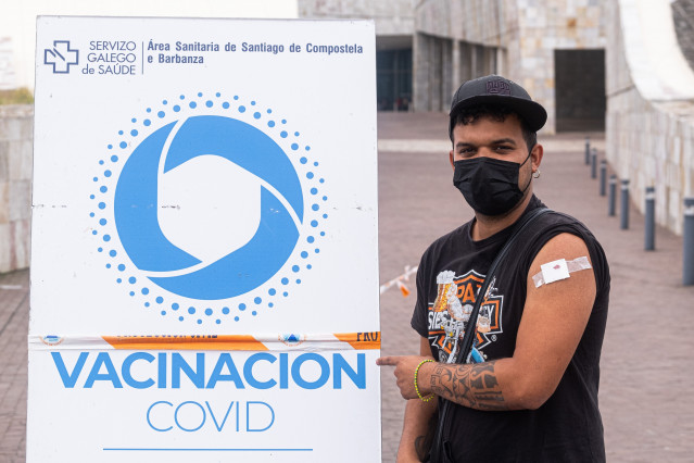 El presidente de la Xunta, Alberto Núñez Feijóo, ha anunciado este jueves la apertura de la autocita para vacunarse destinada a los adolescentes de 16 a 19 años. Ya arrancó este jueves  la vacunación en Santiago con los menores de 29 años.