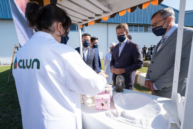 El presidente de la Xunta, Alberto Núñez Feijóo, y el conselleiro do Medio Rural, José González, visitan la fábrica de Clesa, en Caldas de Reis (Pontevedra).