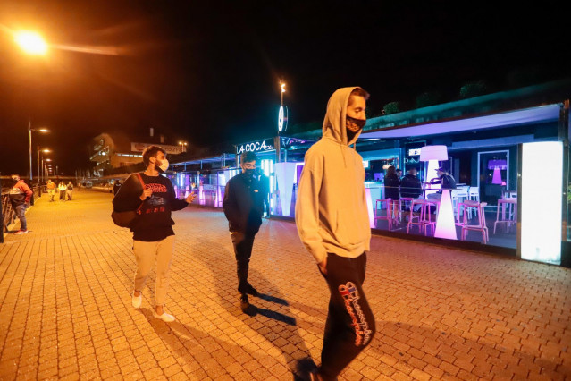 Jóvenes pasean por una zona de locales de ocio nocturno en Sanxenxo.