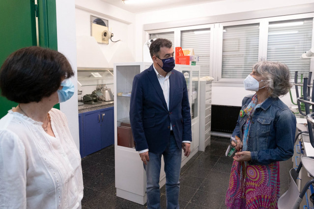 El conselleiro de Educación e Universidade, Román Rodríguez, visita el instituto IES Lamas de Abade