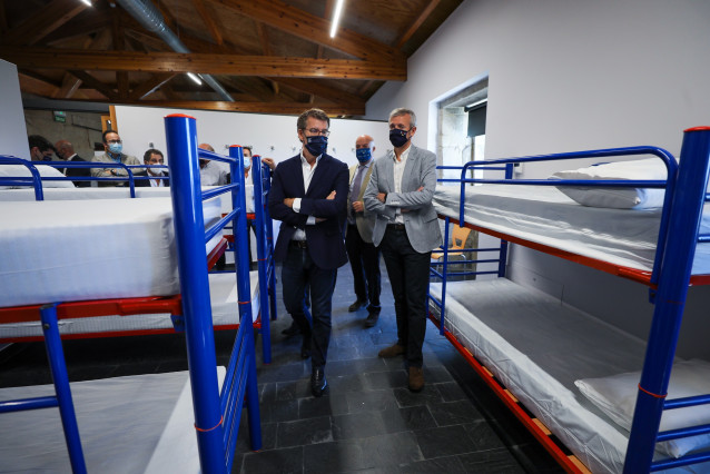 Feijóo y Rueda visitan el albergue en A Gudiña.
