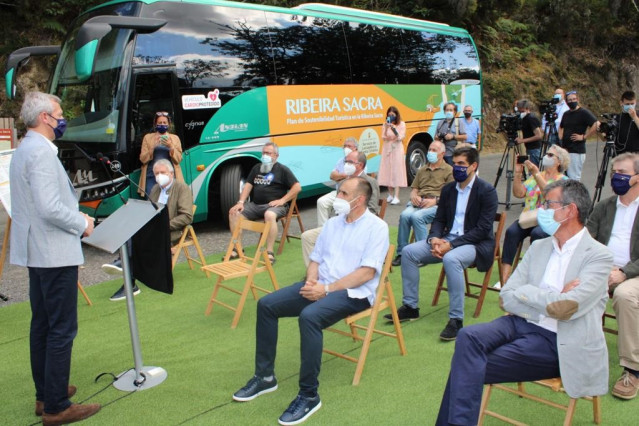 O Vicepresidente Primeiro, Alfonso Rueda, Asistiu Hoxe Á Presentación Do Bus Lanzadeira De Acceso Ao Mosteiro De Santa Cristina De Ribas De Sil, Unha Iniciativa Coa Que Se Pretende Reducir O Tráfico Privado Para Preservar A Contorna Natural E Que Forma