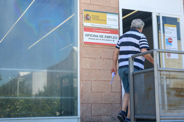Una persona entra a una oficina del SEPE (antiguo INEM), el día en el que se han conocido los datos de paro de junio, a 2 de julio de 2021, en Madrid (España).