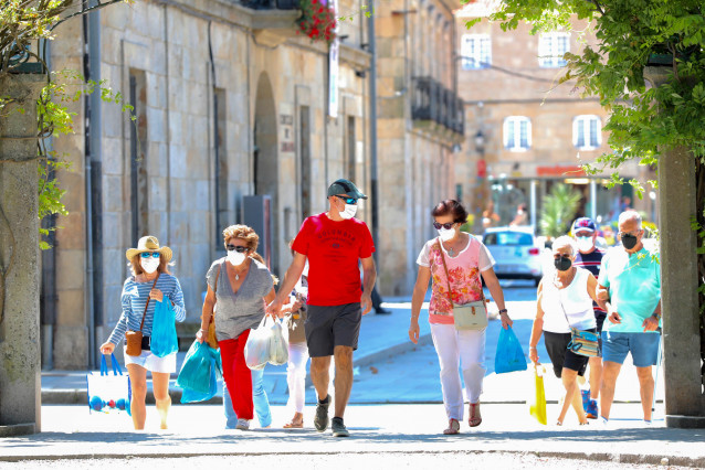 Un grupo de personas pasea por Cambados (Pontevedra).