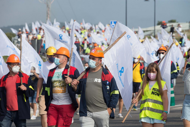 Trabajadores de Alcoa se manifiestan para defender el futuro de la fábrica de aluminio en San Cibrao, a 19 de julio de 2021, en San Cibrao, Cervo Lugo, Galicia (España). A juicio del comité de empresa, la reunión del pasado jueves 15 de julio la reunión d