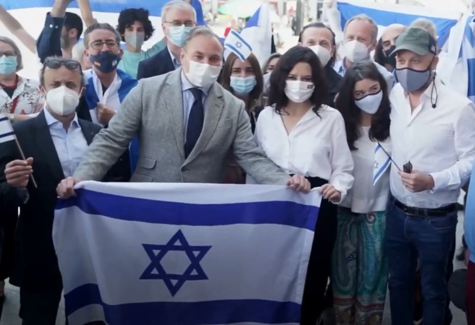 Miembros de ACOM con Ayuso cuando la presidenta recibiu00f3 a la embajadora de Israel en una imagen de un vu00eddeo publicado en Youtube por ACOM