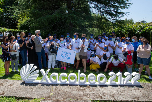 El vicepresidente primero de la Xunta, Alfonso Rueda, y la directora de Turismo de Galicia, Nava Castro, reciben a los peregrinos del proyecto Camiño Verde, de Acción Solidaria de Galicia (Asdegal)