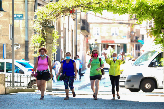 Un grupo de personas pasea por el recinto donde se suele celebrar la Festa do Albariño, en Cambados, Pontevedra.