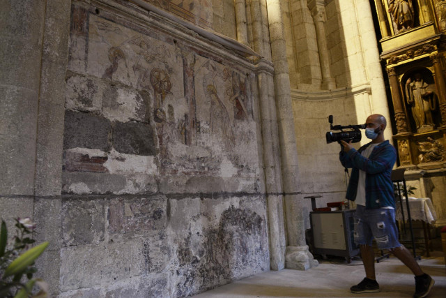 Un cámara graba una de las pinturas descubiertas en las labores de restauración del monasterio Santo Estevo de Ribas de Sil, a 29 de julio de 2021, en Ourense, Galicia, (España).