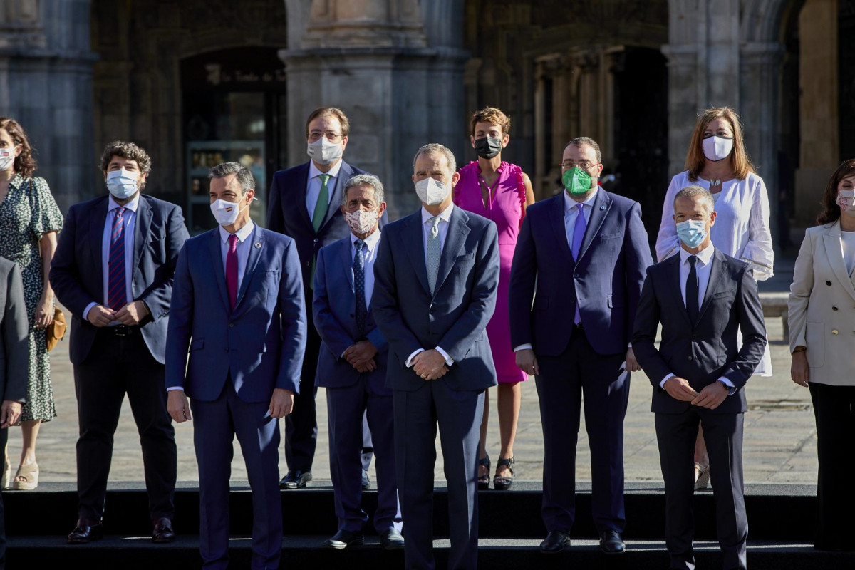 El presidente del Gobierno, Pedro Sánchez (2i), y el rey Felipe VI (3i), posan junto a todos los presidentes autonómicos de España, salvo el presidente de la Generalitat de Cataluña, para la foto 