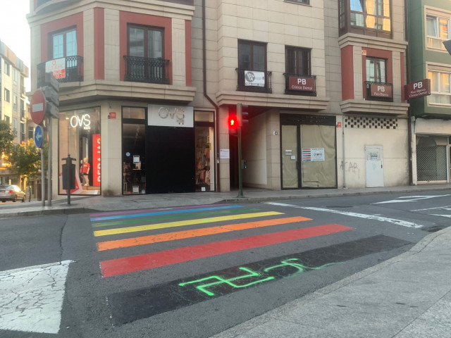 Pintan una esvástica en un paso de peatones decorado con la bandera LGTBI de Carballo