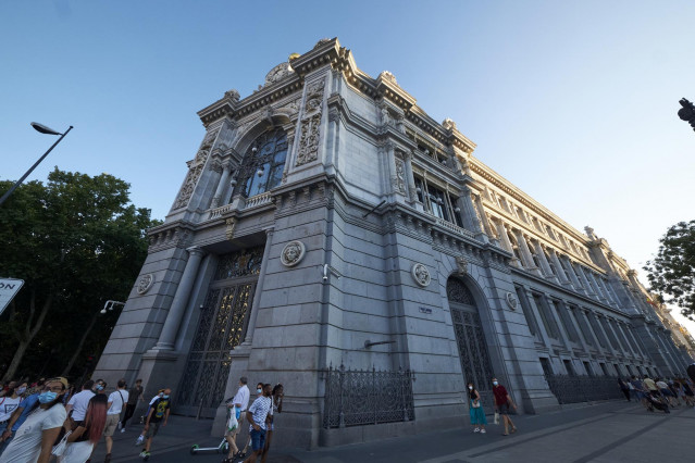 El Banco de España entre la calle de Alcalá y la plaza de Cibeles, a 24 de julio de 2021, en Madrid (España).