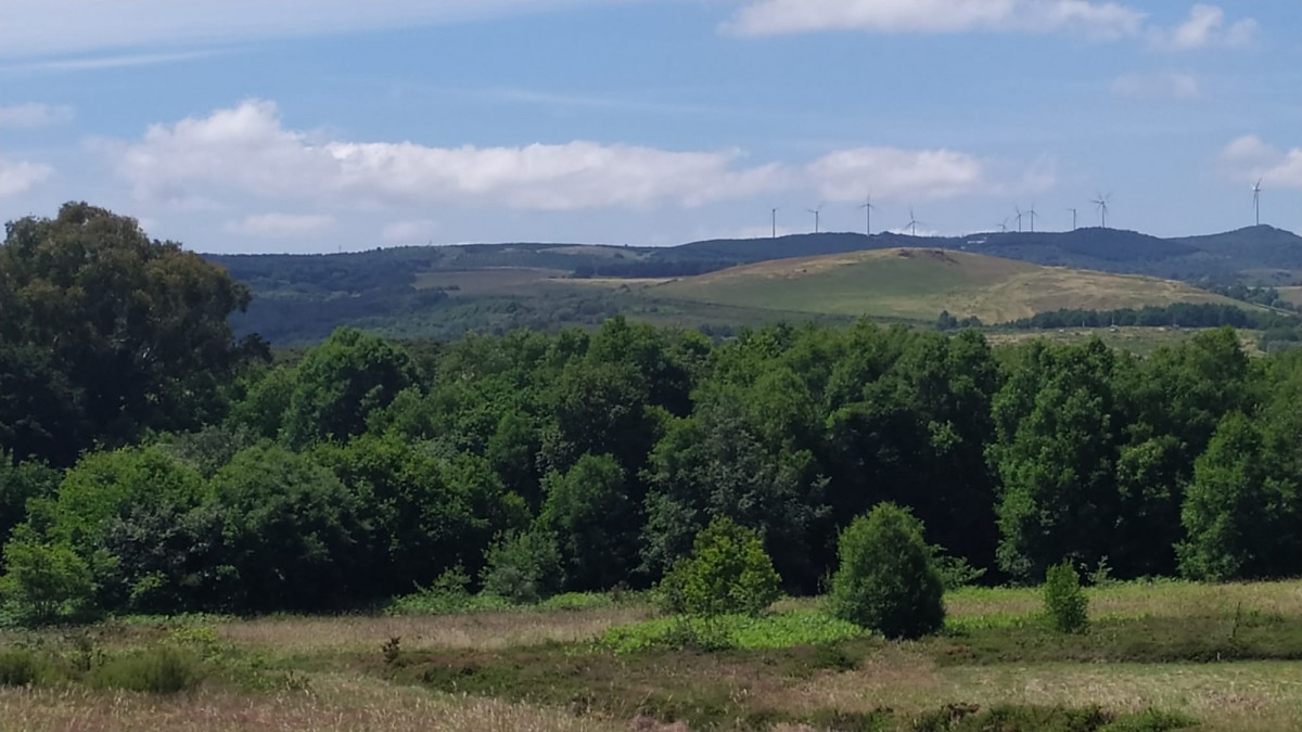 Parque Eu00f3lico Vieiro y a la izquierda Monte da Casa da Neve donde se proyecta otro en una foto de la