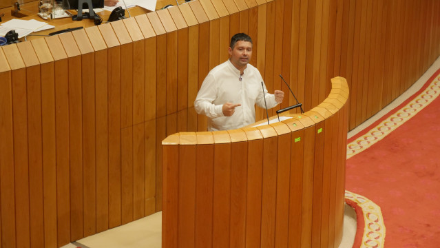 El diputado nacionalista Manuel Lourenzo en la tribuna del pleno del Parlamento gallego