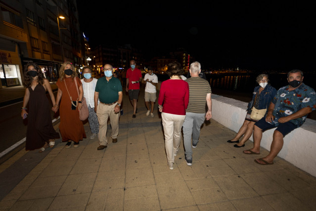 Personas pasean en Sanxenxo, a 16 de julio de 2021