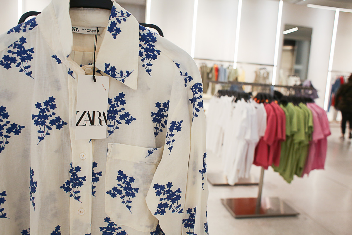Archivo - Una camisa marca Zara, en el interior de una tienda, el día que Inditex ha anunciado que acometerá 56 cierres durante el verano.