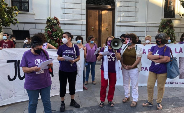 Madres feministas protestan por las ayudas de la Xunta para padres de recién nacidos