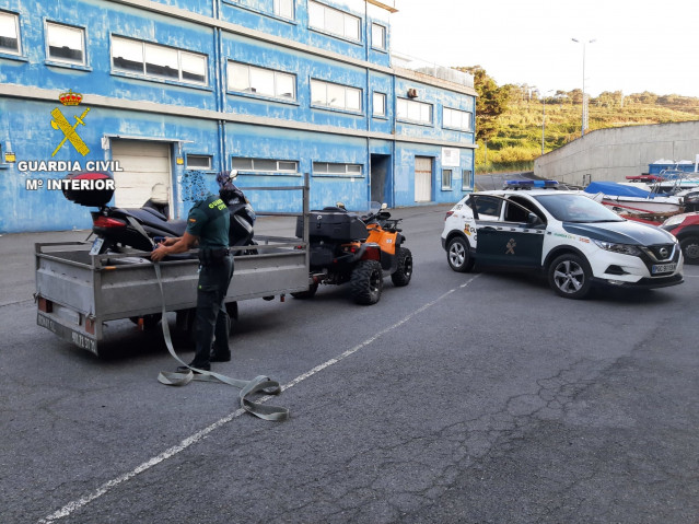 Motocicleta recuperada por un guardia civil fuera de servicio en Arteixo tras ser sustraída en A Coruña.