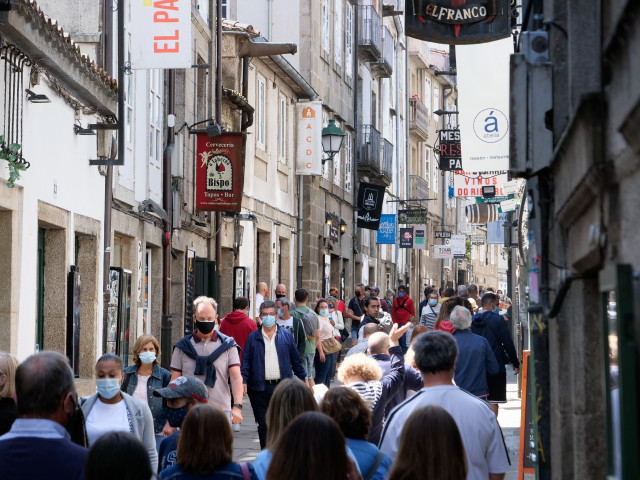 Varias personas en una calle del centro de Santiago de Compostela, a 31 de julio de 2021, en Santiago de Compostela