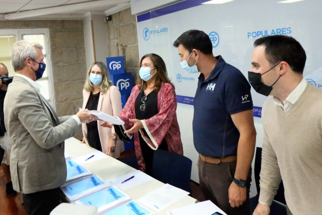 El presidente del PP en Pontevedra, Alfonso Rueda, con los apoyos para el congreso provincial del partido