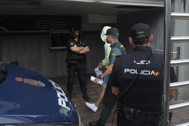 Uno de los acusados por el crimen de Samuel Luiz llega al juzgado de A Coruña.