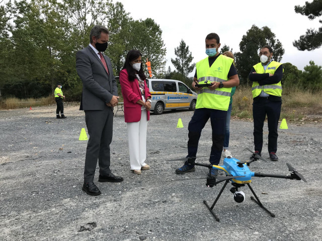 El delegado del Gobierno en Galicia, José Miñones, asiste a la presentación de un dron para su uso en las carreteras de Lugo