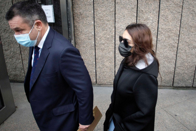 La joven acusada por el crimen de Samuel Luiz a su llegada a los juzgados de A Coruña con su abogado