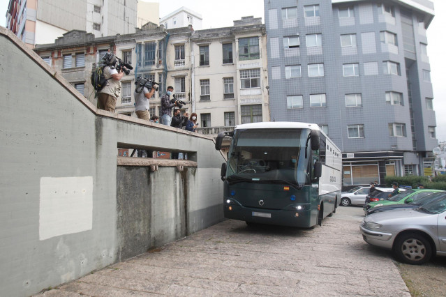 Autobús de la Guardia Civil donde van los acusados por el crimen de Samuel Luiz tras ser citados en el juzgado