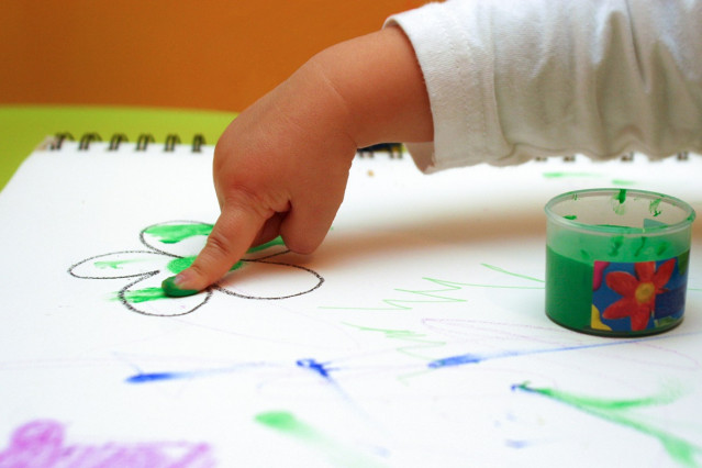 Archivo - Niño, bebé, pintar, guardería, pintura, escolar, infancia, educación, infantil