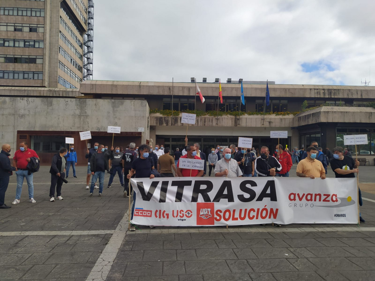 La plantilla de Vitrasa se moviliza ante el Ayuntamiento de Vigo en la segunda jornada de huelga / cig