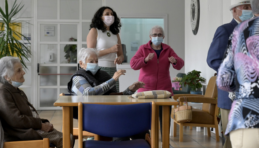 Archivo - Varios ancianos en una de las salas de una Residencia de mayores