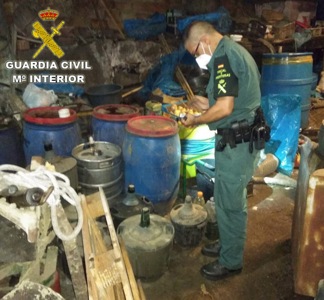 Incautados siete alambiques y más de 600 litros de aguardiente y licores destilados ilegalmente en Moaña (Pontevedra)