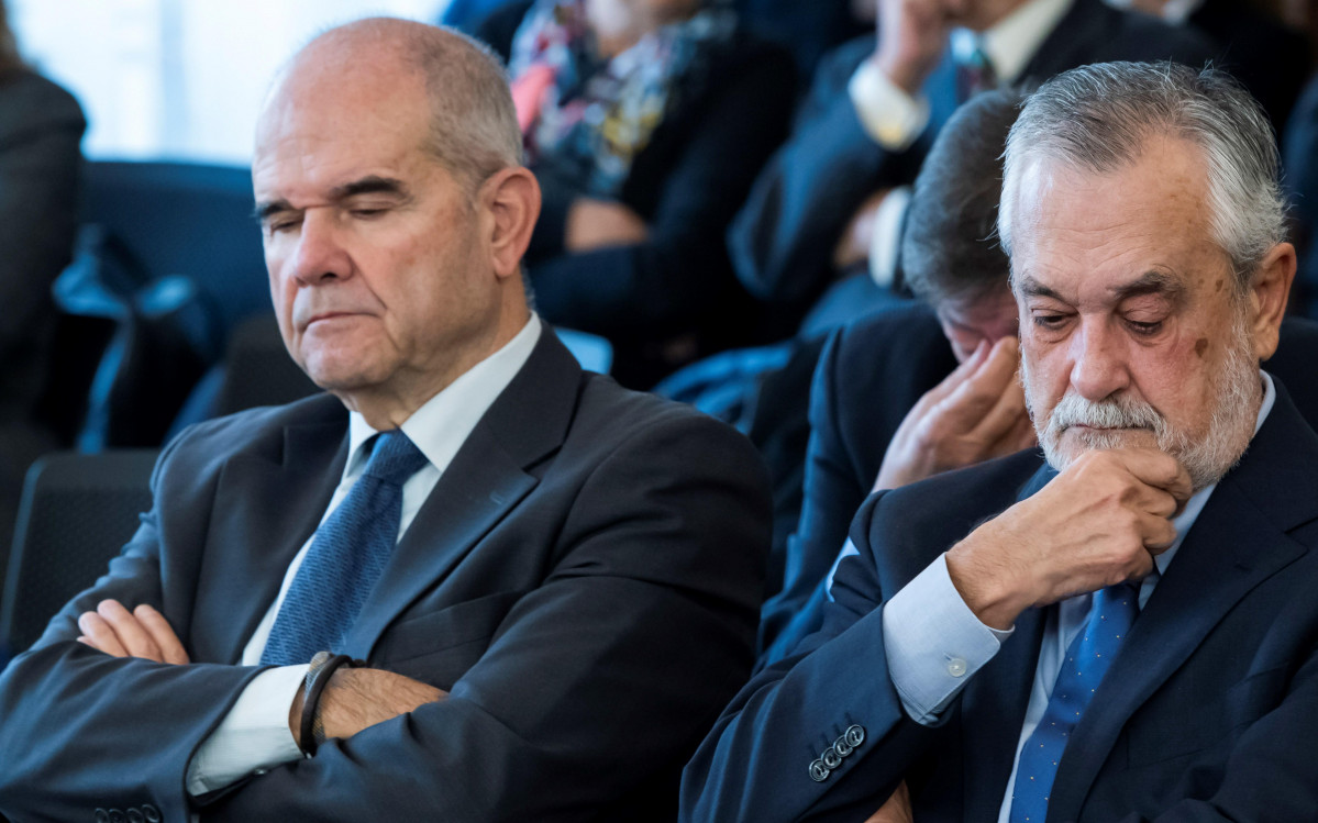 Archivo - Los expresidentes andaluces Manuel Chaves y José Antonio Griñánen la sala de la Audiencia de Sevilla del juicio de los ERE
