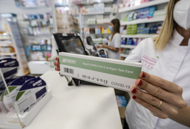 Una caja con test de antígenos contra la COVID-19 en una farmacia. Foto de archivo.