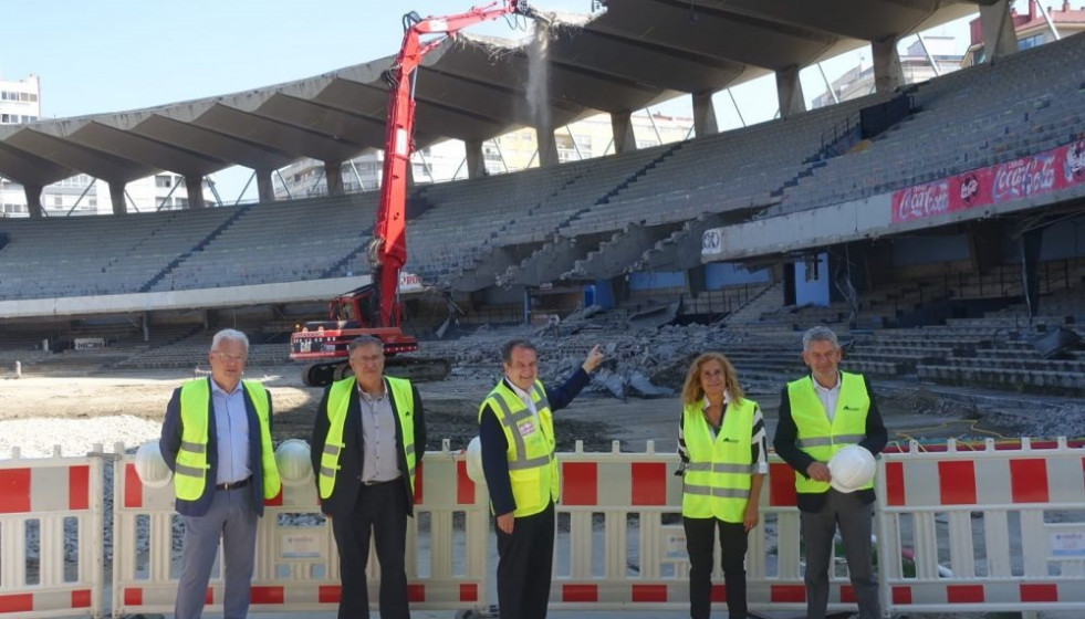 El alcalde de Vigo, Abel Caballero, junto a la presidente de la Diputación de Pontevedra, Carmela Silva, y varios concejales del Ayuntamiento olívico, asisten al inicio de las obras de demolición d