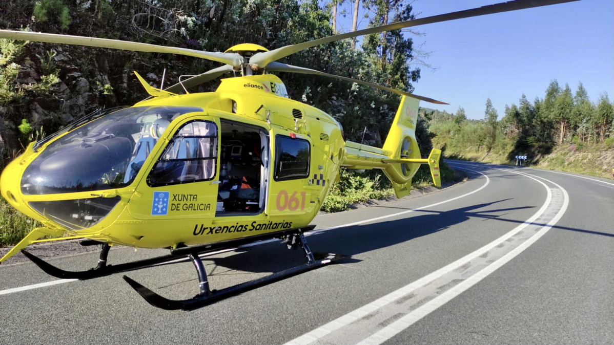 El helicoptero del 061 en el lugar del accidenteu00b4del motorista de la Guardia Civil 