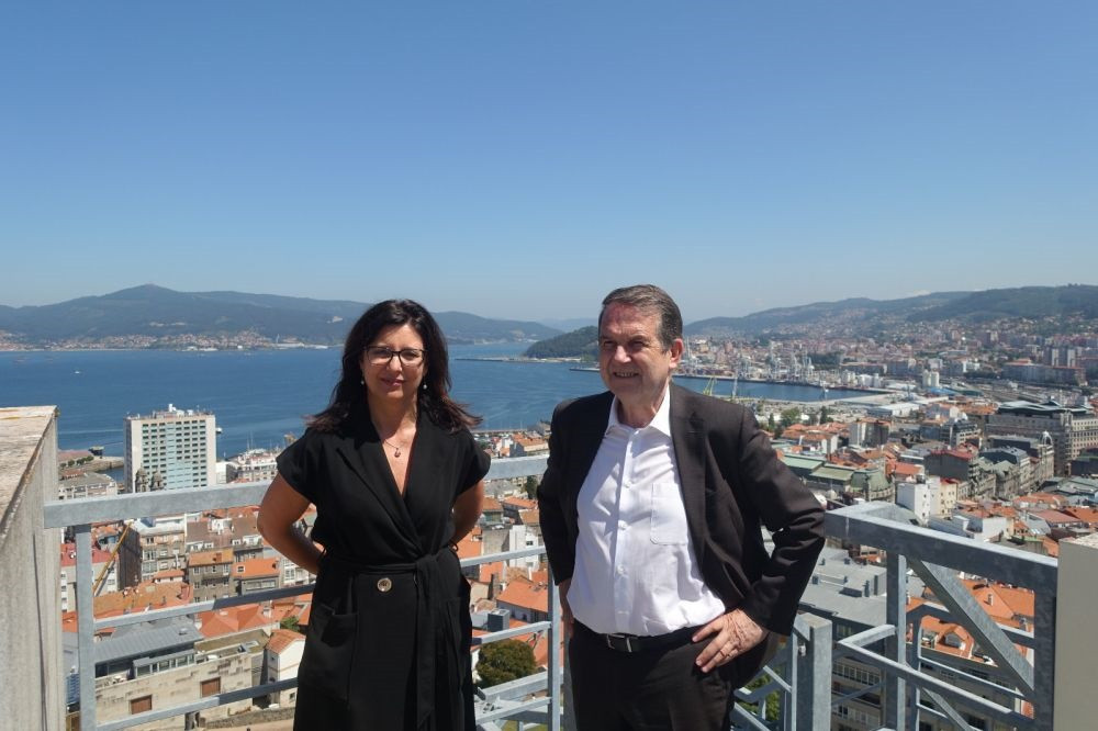 La concejal de Urbanismo de Vigo, María José Caride, y el alcalde de la ciudad, Abel Caballero, desde una de las terrazas del Consistorio olívico.