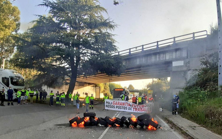 Cortes en la AP-9 por barricadas de fuego los trabajadores de Ence a  la altura de Pontevedra (vídeos)