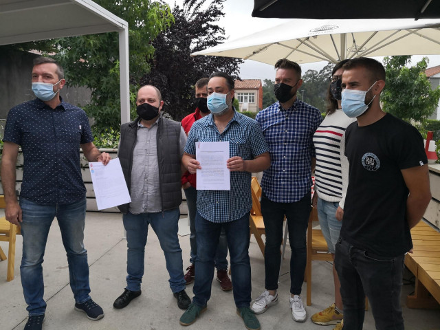 En Santiago, un grupo de hosteleros encabezados por la representación de las empresas A Nave de Vidán SL, Noavero SL, Antealtares Compostela SL y Lucía Vázquez del Bar Bicoca explican en rueda de prensa el recurso presentado ante el TSXG para la suspensió