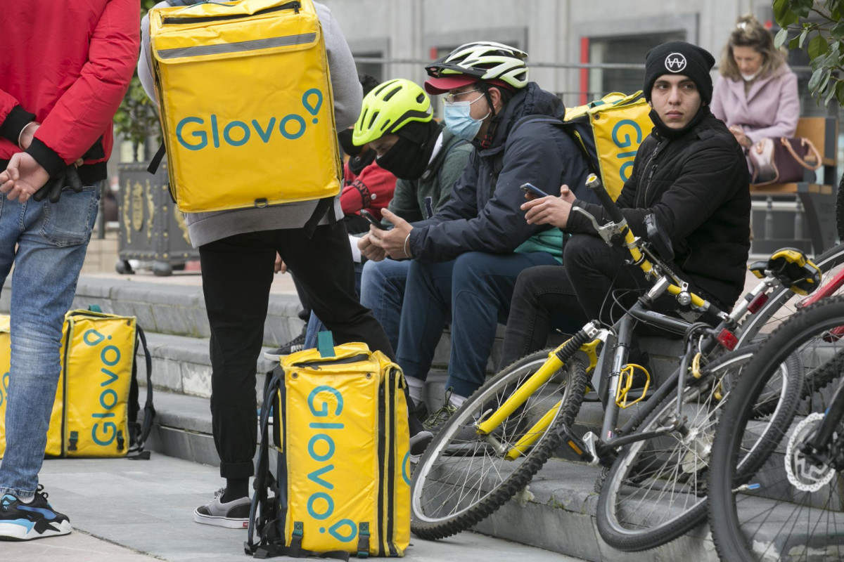 Archivo - Varios repartidores de Glovo