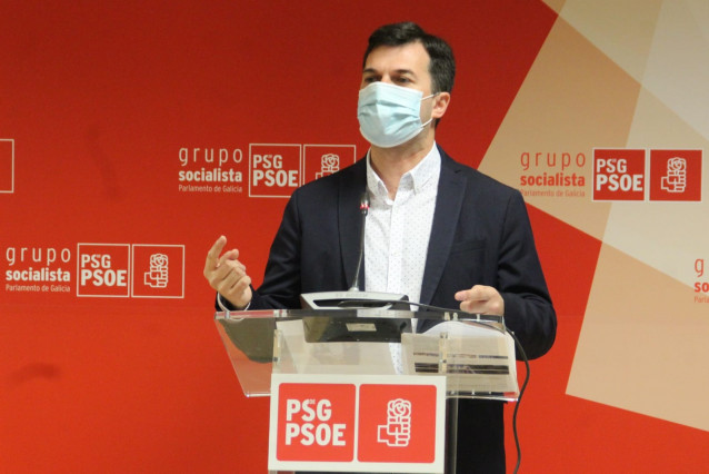El secretario xeral del PSdeG, Gonzalo Caballero, en una rueda de prensa en las instalaciones del grupo socialista en el Parlamento de Galicia.