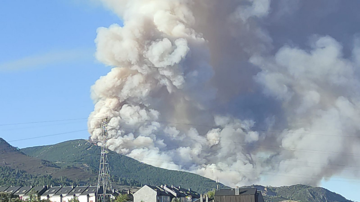Incendio visible desde Rubia en una foto de @Incendiosgalic1