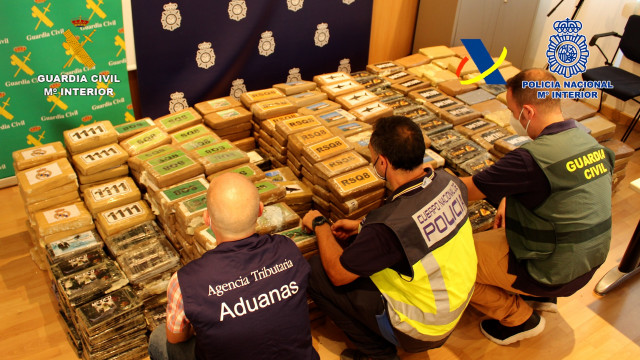 La Agencia Tributaria, en una operación conjunta con la Policía Nacional y la Guardia Civil, se ha incautado de 1.100 kilogramos de cocaína en un contenedor que se encontraba en una nave de València.