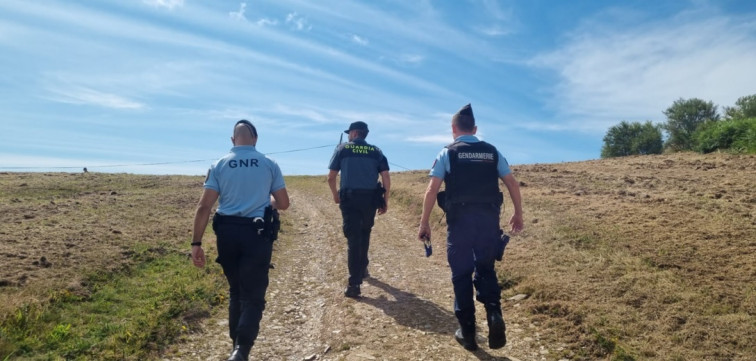 Guardia Civil, GNR y gerdamería francesa cortan una estafa en el Camino de Santiago en Sarria