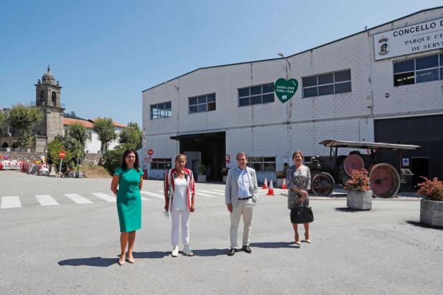 El alcalde de Vigo, Abel Caballero, junto a las concejales María José Caride, Carmela Silva (también presidenta de la Diputación) y Yolanda Aguiar, en el parque central de Santa Cristina de Lavadores.
