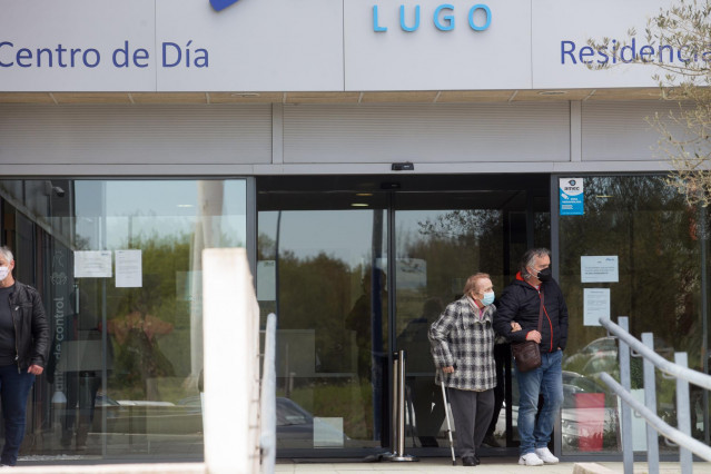 Archivo - Un hombre pasea junto a una mujer mayor en las inmediaciones de la residencia Albertia, a 17 de abril de 2021, en Lugo.