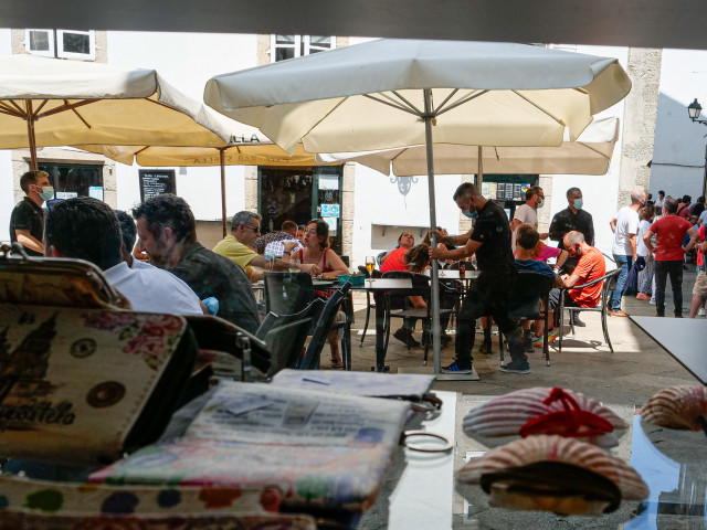 Varias personas en la terraza de un restaurante el día en que el TSXG declara nula la petición de certificado Covid para entrar en hostelería