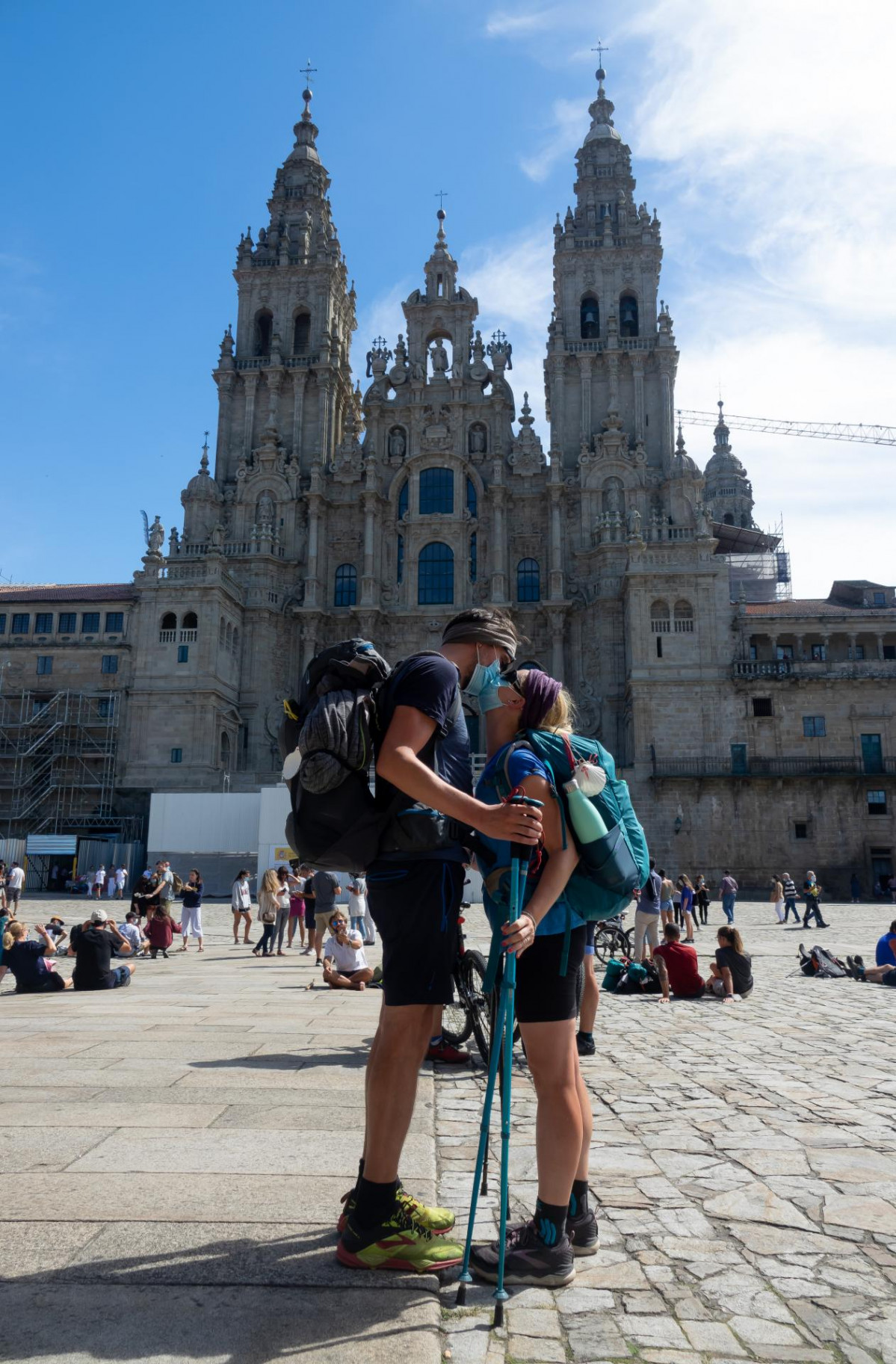 Archivo - Una pareja de peregrinos italianos se besan al llegar a la Plaza del Obradoiro, después de haber completado todos el recorrido del 